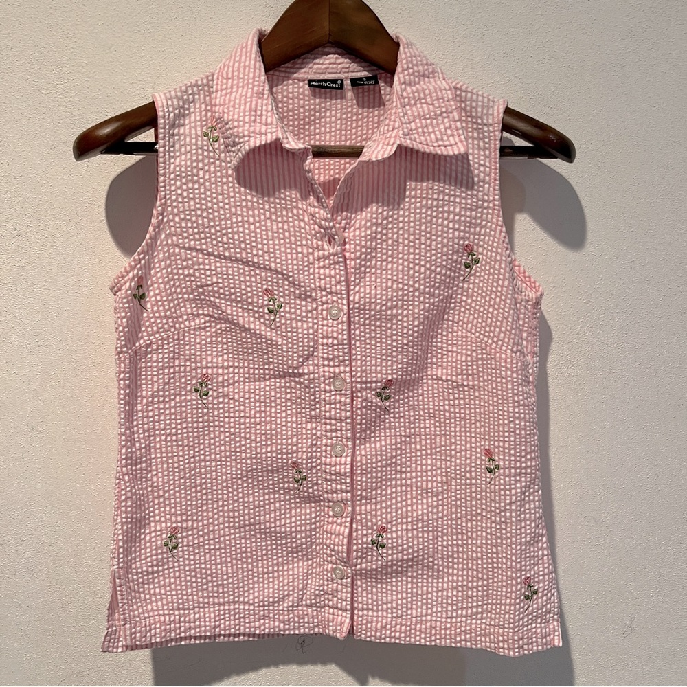 North Crest Sleeveless Embroidered Floral Seersucker Collared Button Up Top - Picture 2 of 7
